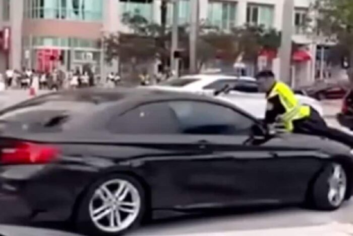 politistul trage prin parbirzi miami