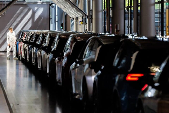 După ce China a restricţionat exporturile de minerale critice, companiile auto sunt în impas producatorii auto germani ingrijorati de decizia chinei privind suspendarea exporturilor de pamantur