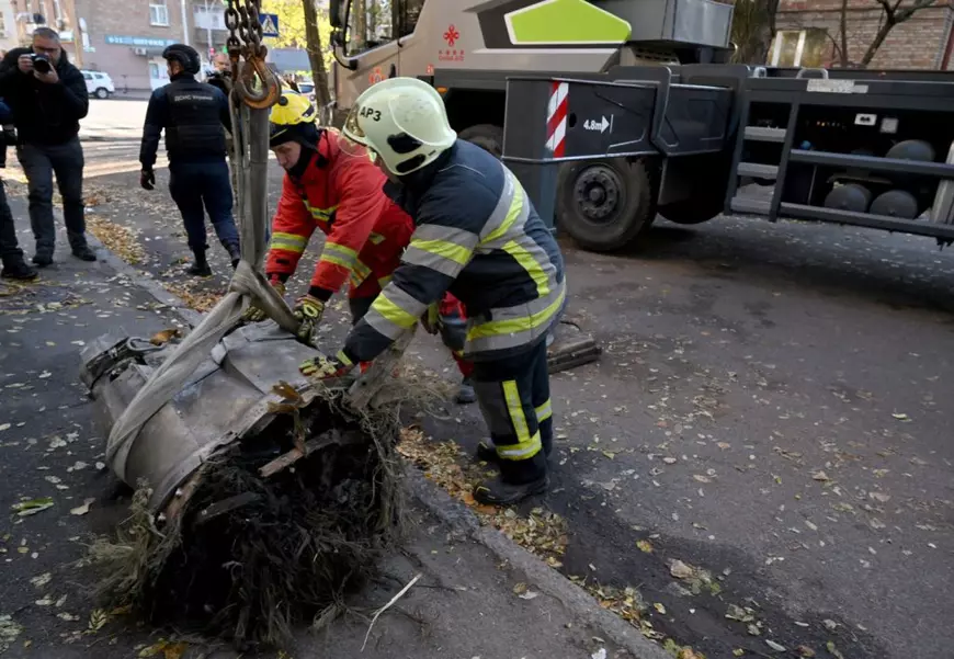 În premieră, rachetele hipersonice ale Rusiei au fost doborâte de SUA Experți ai poliției și echipele de salvare încarcă într-un camion special fragmente ale unei rachete hipersonice rusești Zircon, care a căzut pe o clădire rezidențială de cinci etaje din Kiev, pe 17 noiembrie 2024