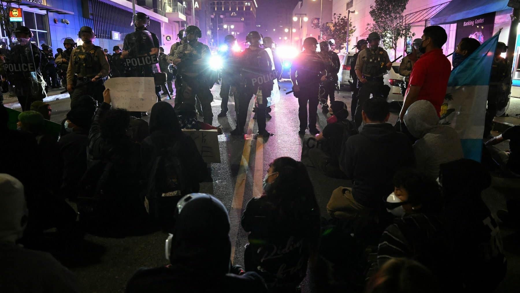 Se anunţă proteste uriașe în 9 orașe din SUA, în urma cărora sunt mobilizaţi 700 de puşcaşi marini