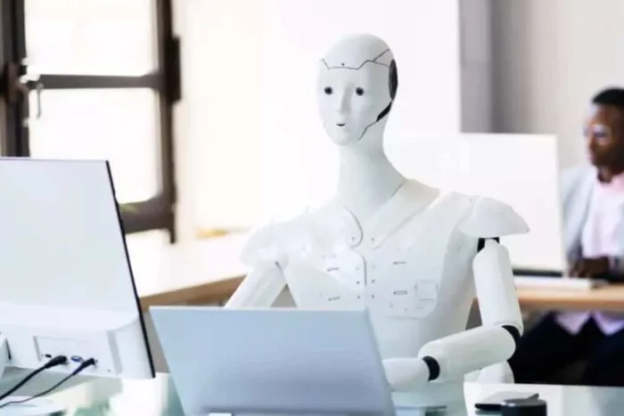 robot-lucreaza-birou.jpg