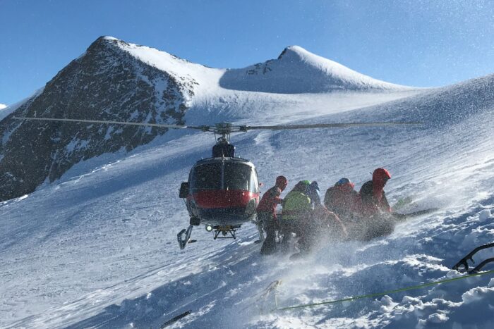 salvatorii montani actioneaza la locul incidentului imagine cu caracter ilustrativ foto hepta