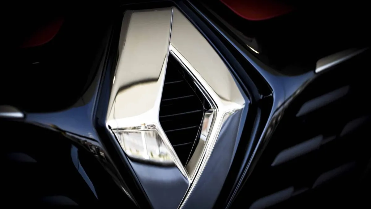sigla-renault-imagine-cu-caracter-ilustrativ-foto-hepta-scaled-e1749399742231.jpg