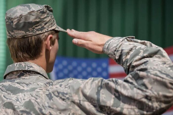 soldat militar salutand steagul american