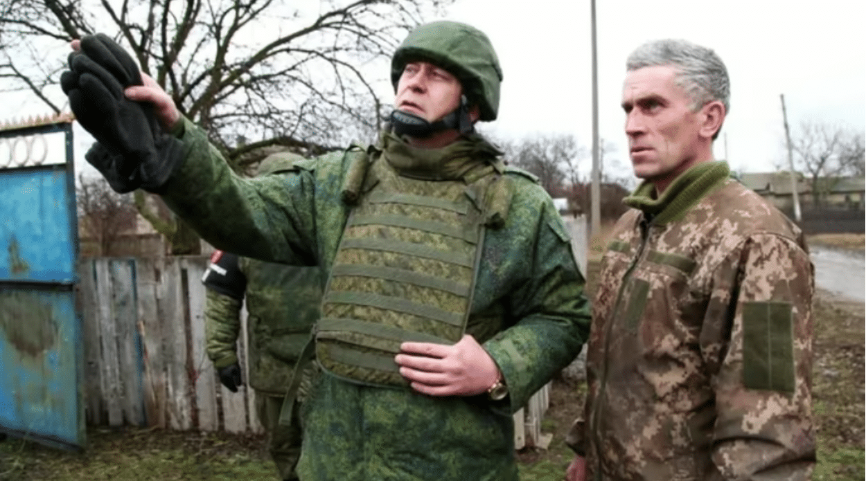 Un soldat ucrainean eliberat din captivitatea rusă riscă 12 ani de închisoare