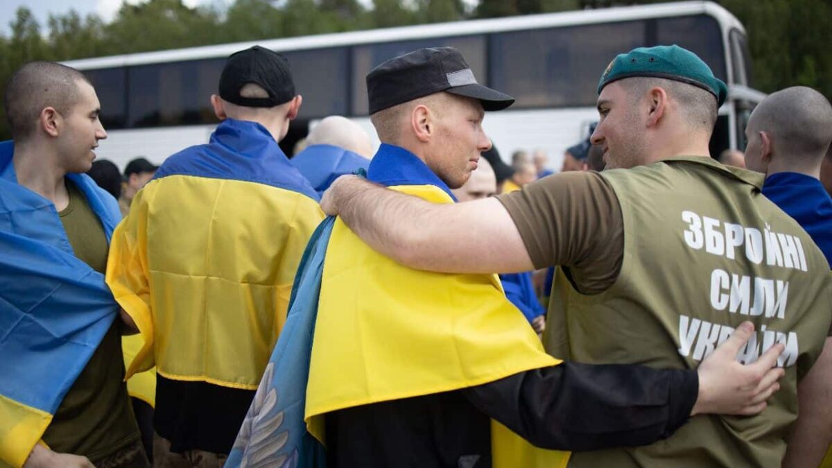 Un soldat ucrainean eliberat din captivitate, a fost marcat pe abdomen cu inscripția „Slavă Rusiei” soldati ucraineni eliberati din captivitate