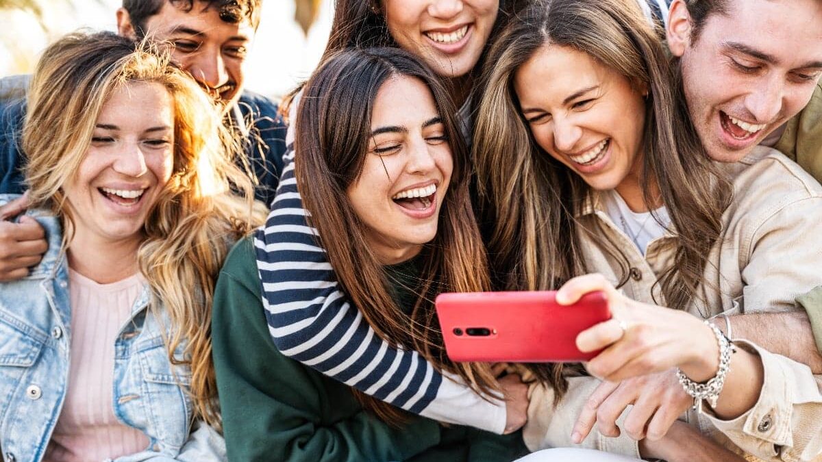 Cum transformă Generația Z, regulile intimităţii? tineri care se uita pe telefon