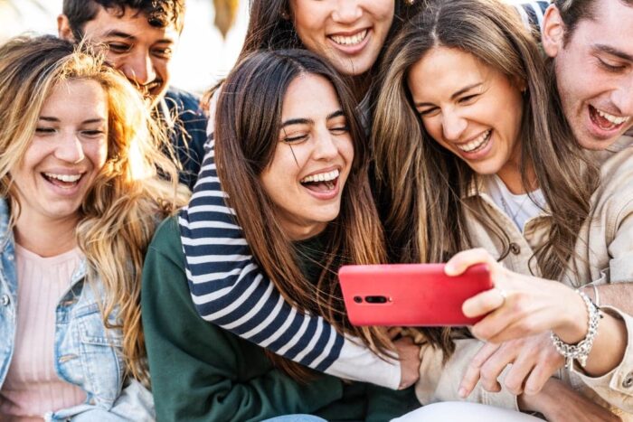 Cum transformă Generația Z, regulile intimităţii? tineri care se uita pe telefon