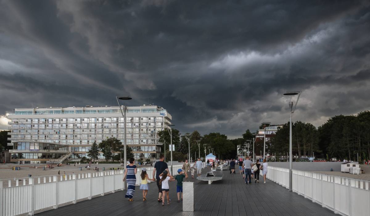 Au plecat în luna de miere pentru cele mai frumoase momente, dar totul s-a încheiat tragic în momentul în care soțul a fost lovit de fulger