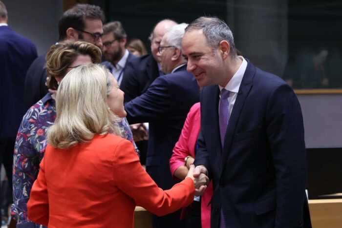 România se află la limita unui colaps financiar, cei de făcut? 516379601 1302379264782430 3378985365960301987 n