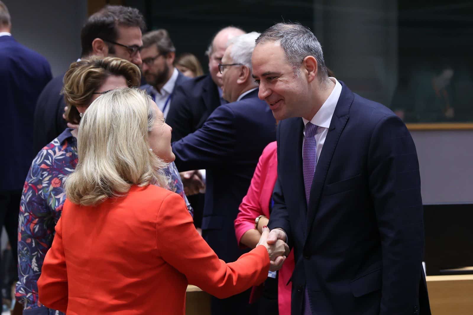 România se află la limita unui colaps financiar, cei de făcut?