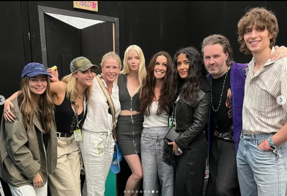 Salma Hayek, alături de alte celebrități la Glastonbury