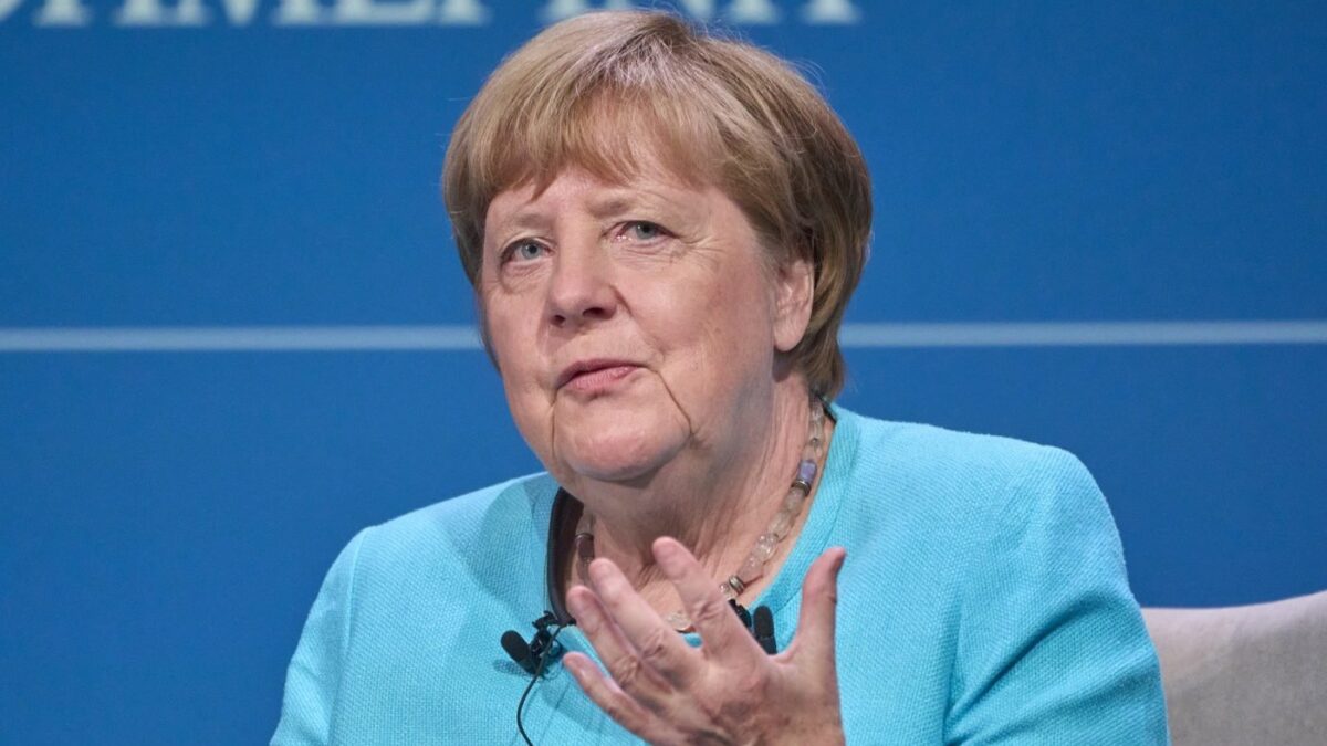 Angela Merkel: "Donald Trump iubește să fie în centrul atenției și a refuzat să-mi dea mâna" angela merkel foto profimedia e1751550626871