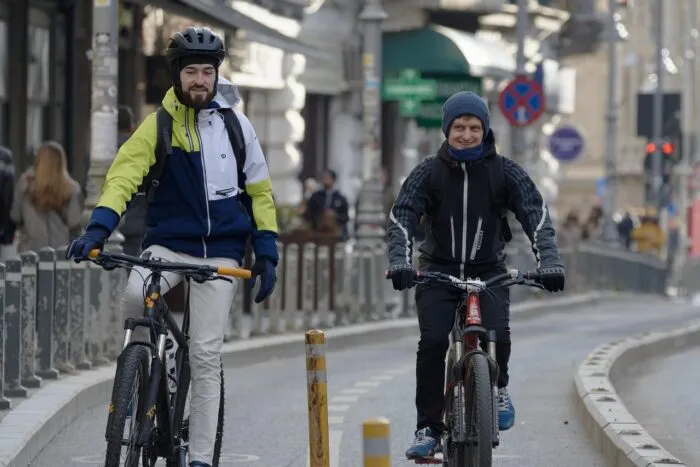 bicyclists-6981564_1280.jpg