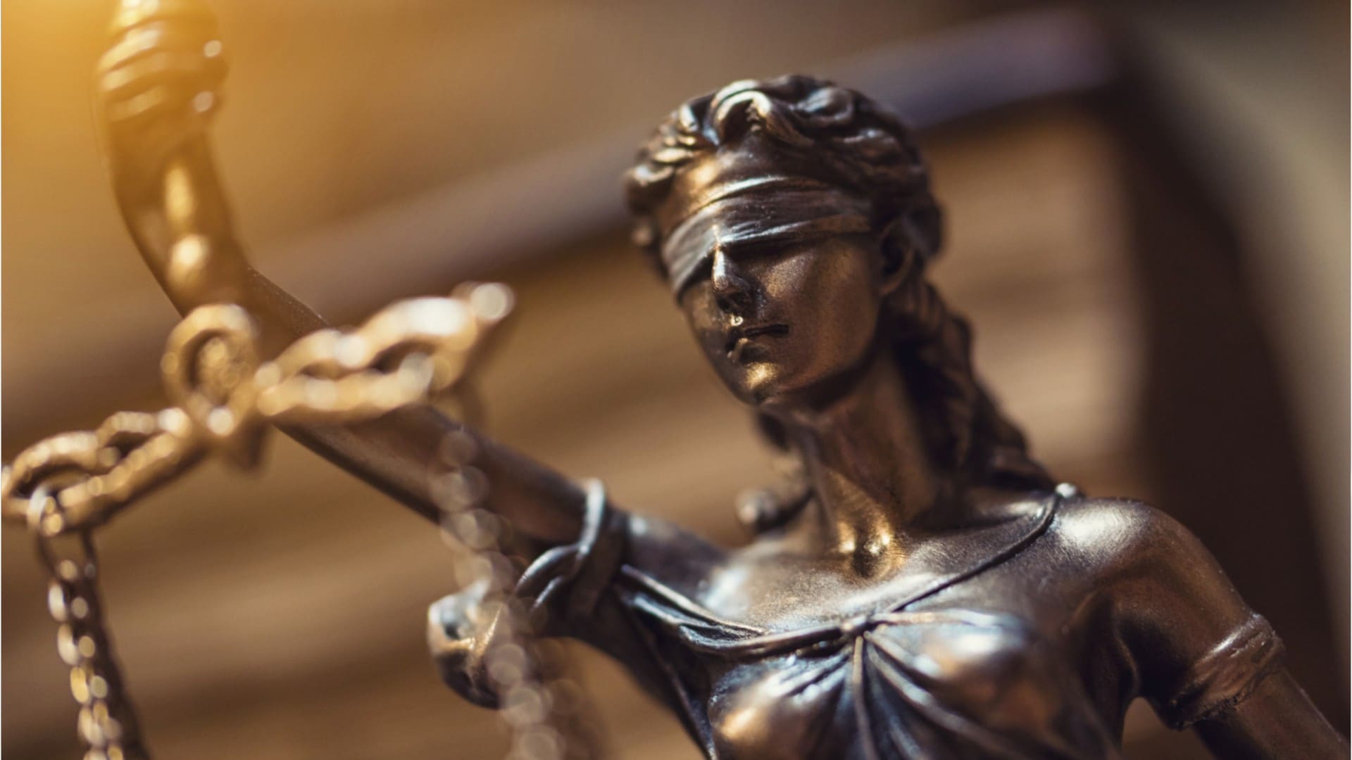 Când să apelezi la un avocat specializat în dreptul muncii și drept civil