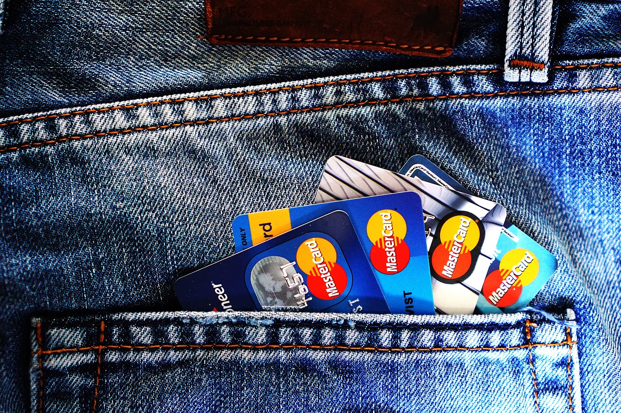 Se poate achita cardul de credit al altcuiva folosind propriul tău card?