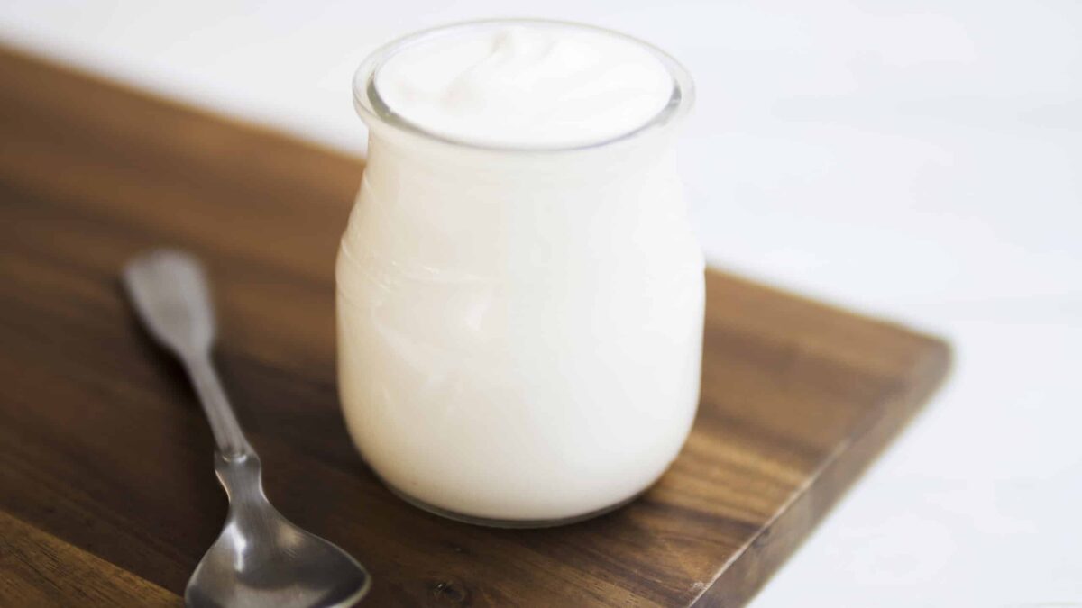 Ce este chefirul, cum se obţine şi care sunt beneficiile sale pentru sănătate? delicious natural yogurt container scaled