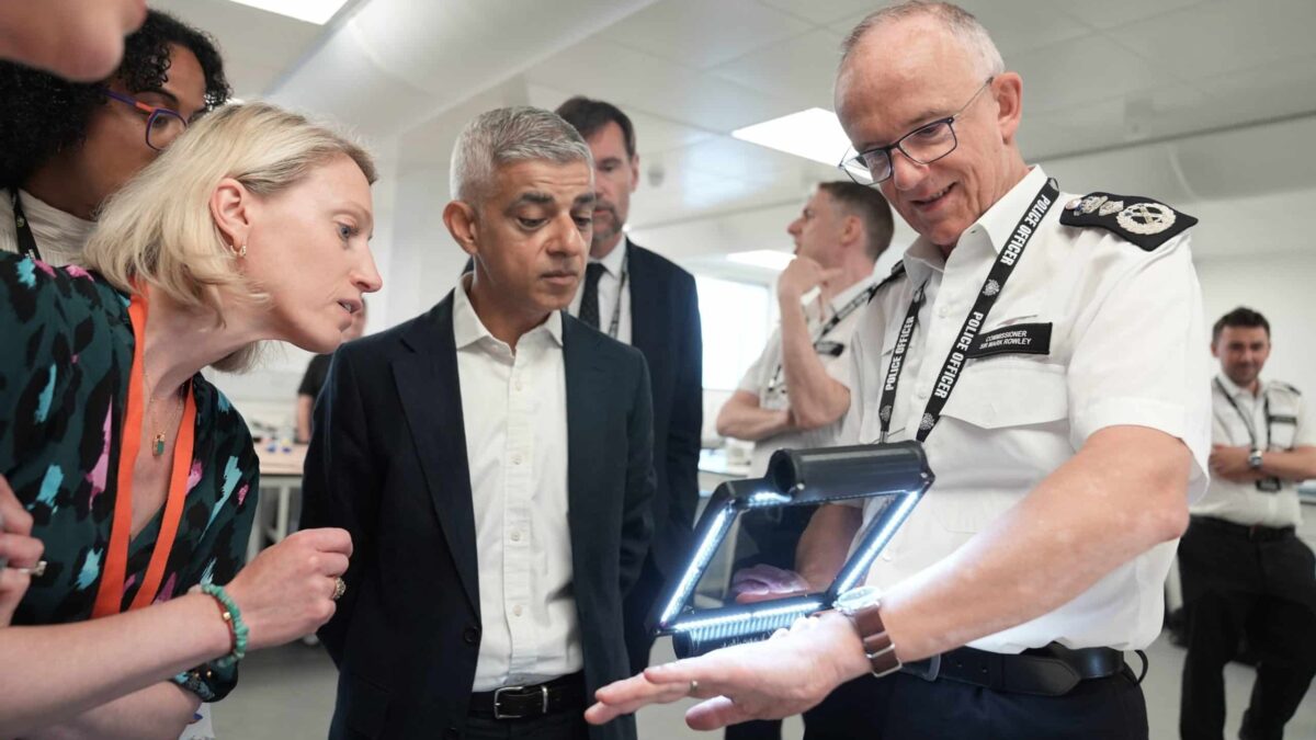 Poliţia din Londra, deţine un detector de vânătăi pentru anchetele în cazuri de abuz detector de vanatai scaled