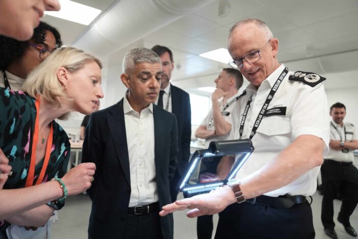 Poliţia din Londra, deţine un detector de vânătăi pentru anchetele în cazuri de abuz detector de vanatai scaled