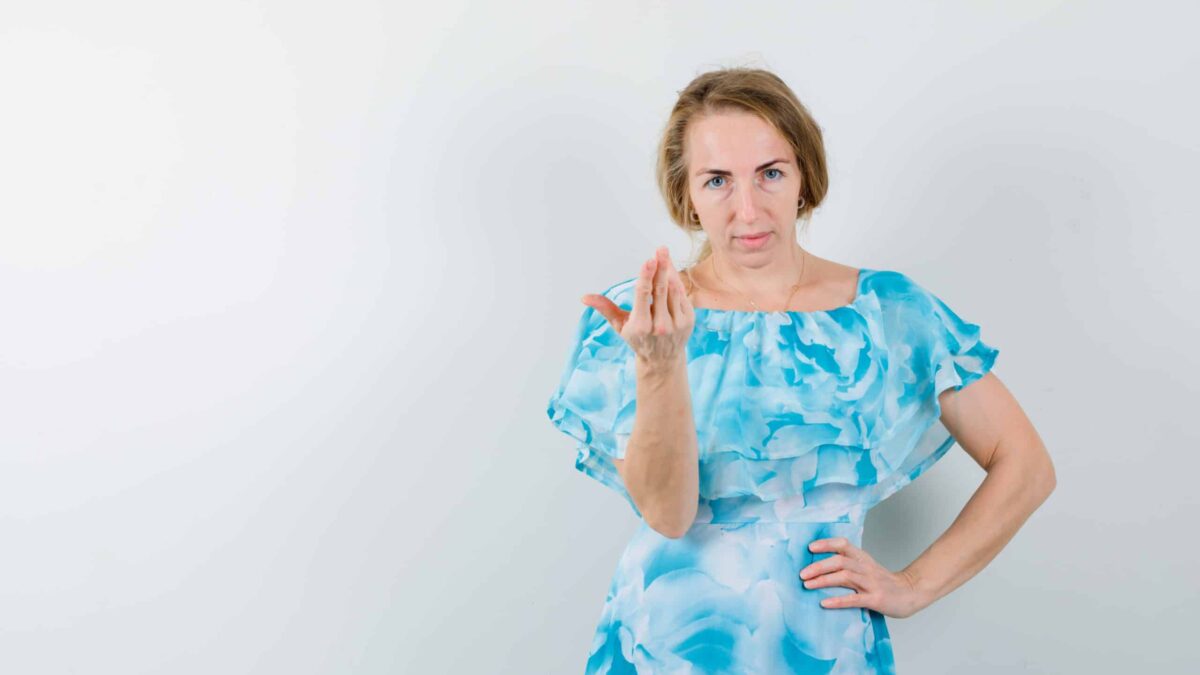 Care sunt cele mai bune strategii când eşti nevoit să spui NU? expressive young woman posing studio scaled