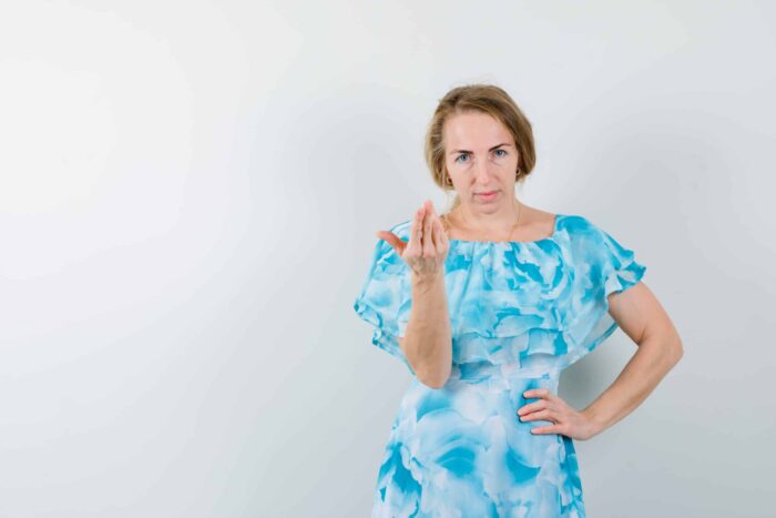 Care sunt cele mai bune strategii când eşti nevoit să spui NU? expressive young woman posing studio scaled