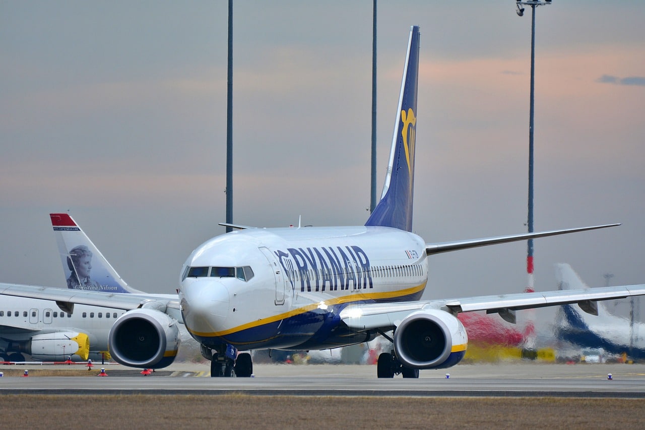 Care sunt modificările, în politica privind bagajul de mână, la compania Ryanair?