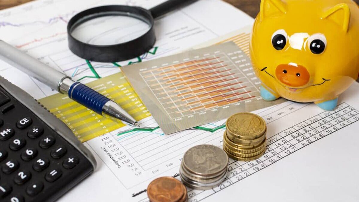 Noilor tarife ale SUA provoacă, sau nu, ingrijorare asupra economiei globale? high view piggy bank piles coins 1024x683
