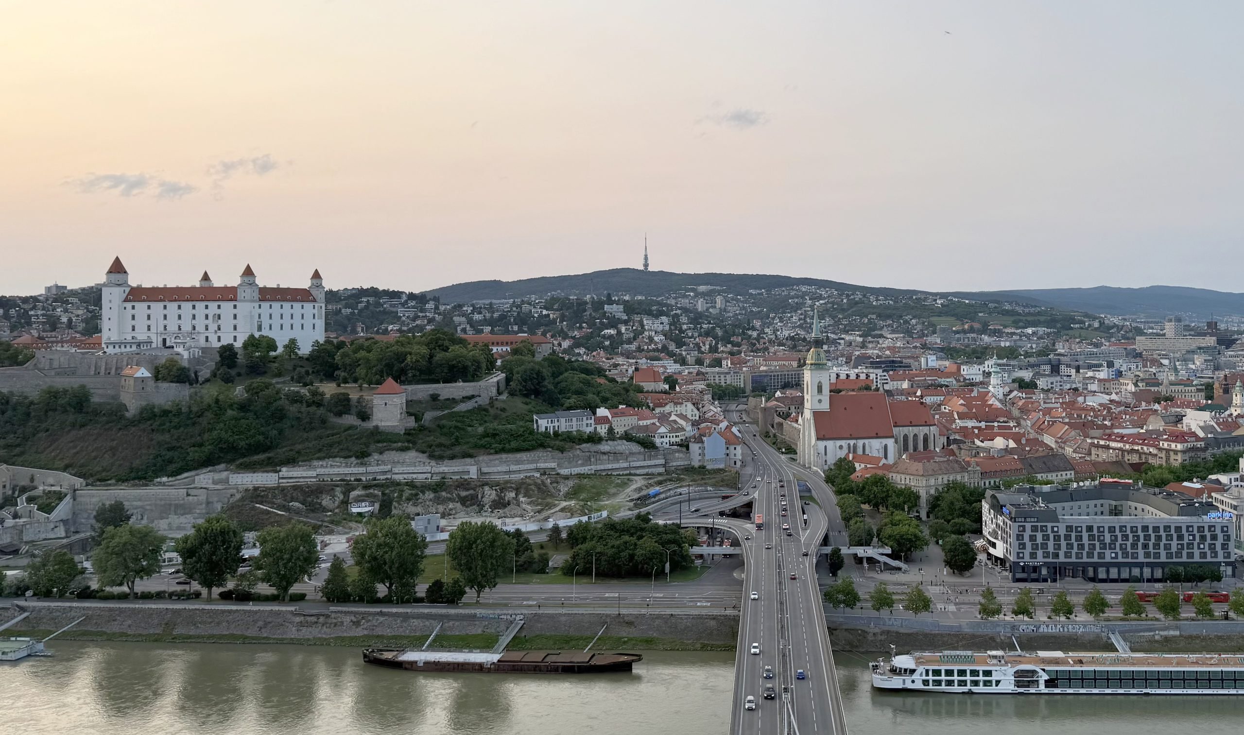 Cum a fost folosit, în trecut şi cum este folosit în prezent, un castel din Bratislava?