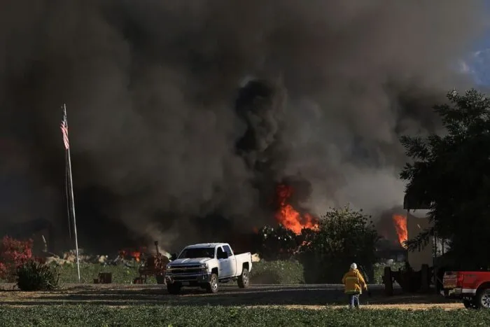 incendiu-fum-depozit-artificii-sua-california-2-iulie.jpg