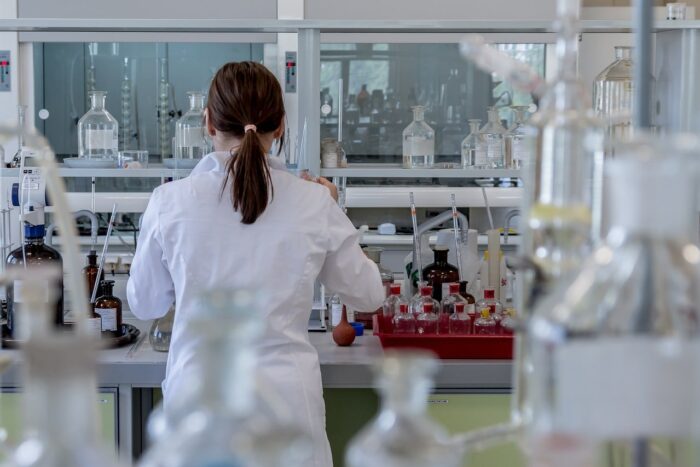 Cum schimbă Inteligenta Artificială transformarea fertilității? laboratory 2815641 1280