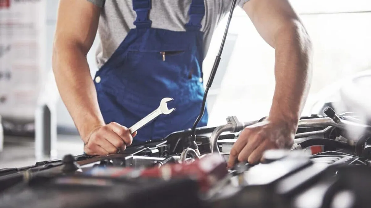 muscular-car-service-worker-repairing-vehicle-1024x684.jpg
