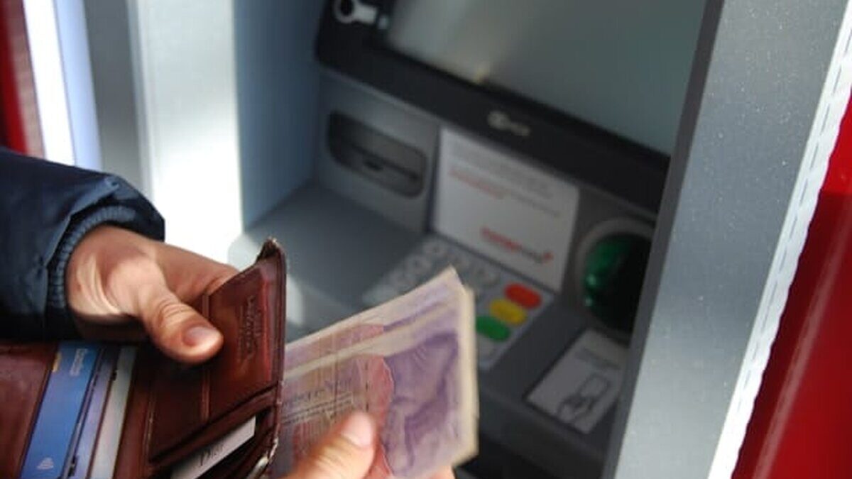 Românii se îndepărtează de economiile în lei şi preferă valuta străină în detrimentul leului nick pampoukidis t UV1rZqPuY unsplash