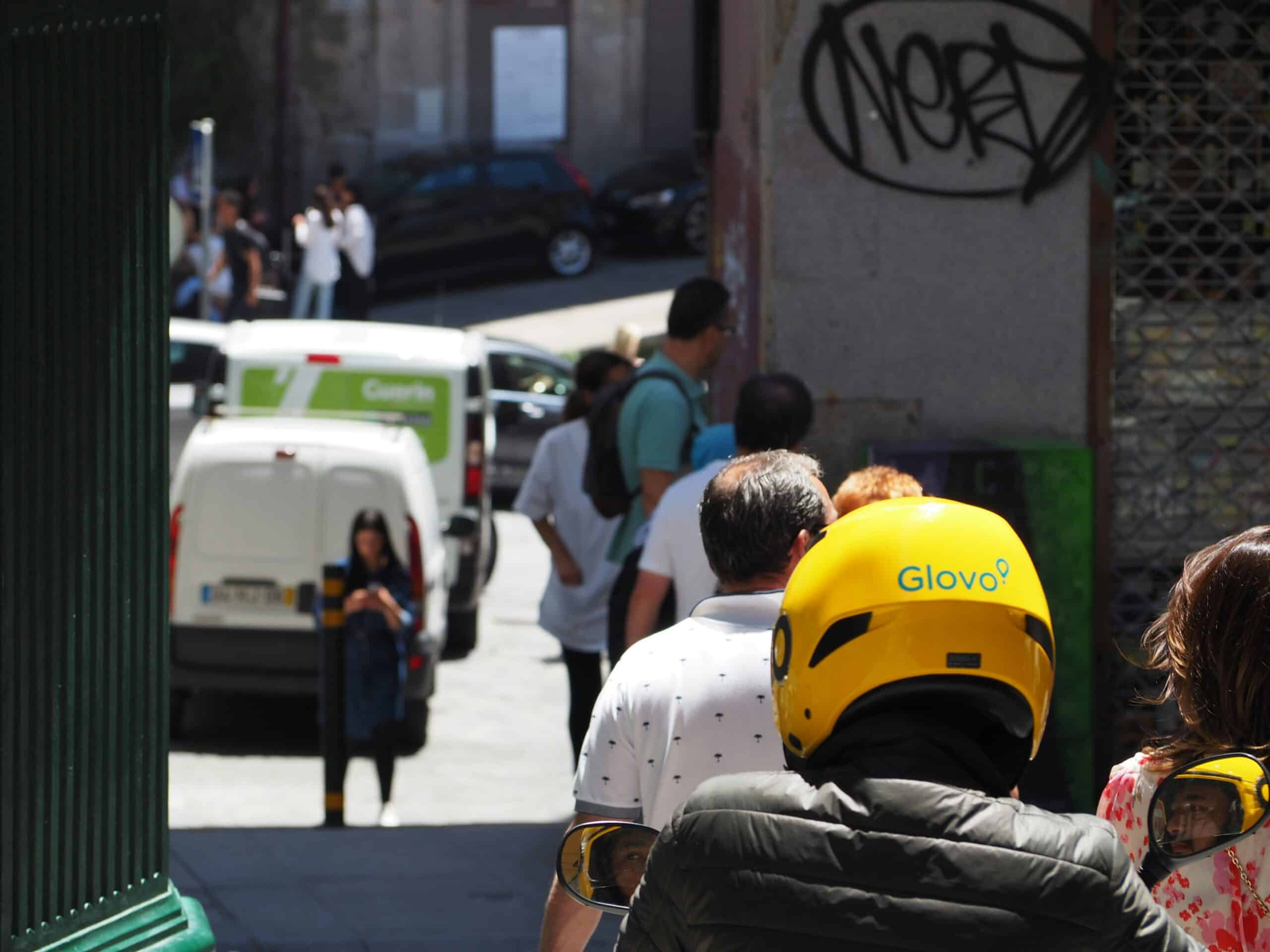 În Italia compania Glovo este acuzată că „șantajează” curierii pe caniculă