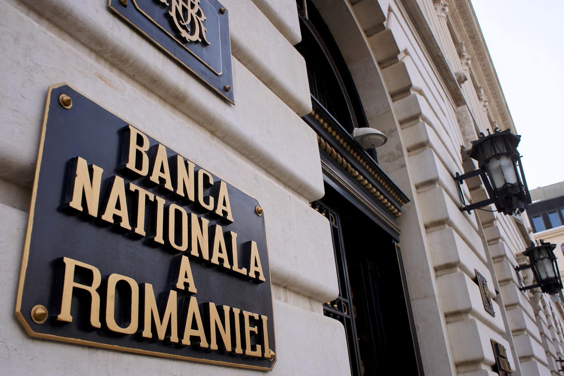 Scăderea euro influenţează creşterea monedei naţionale