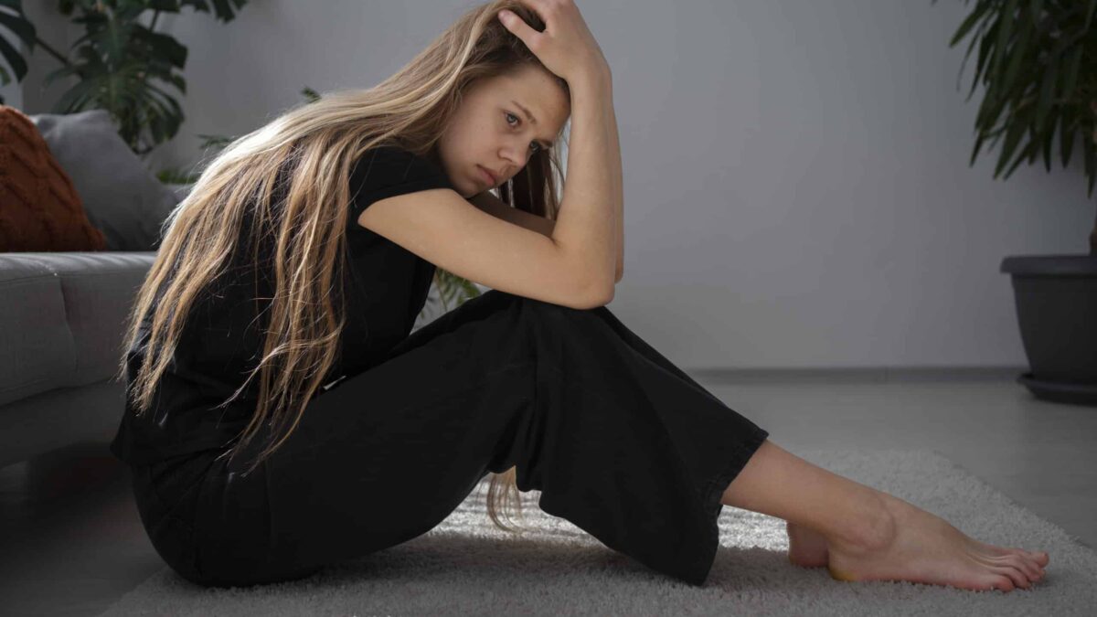 Care este difernţa dintre anxietate și frică? sad young woman home scaled