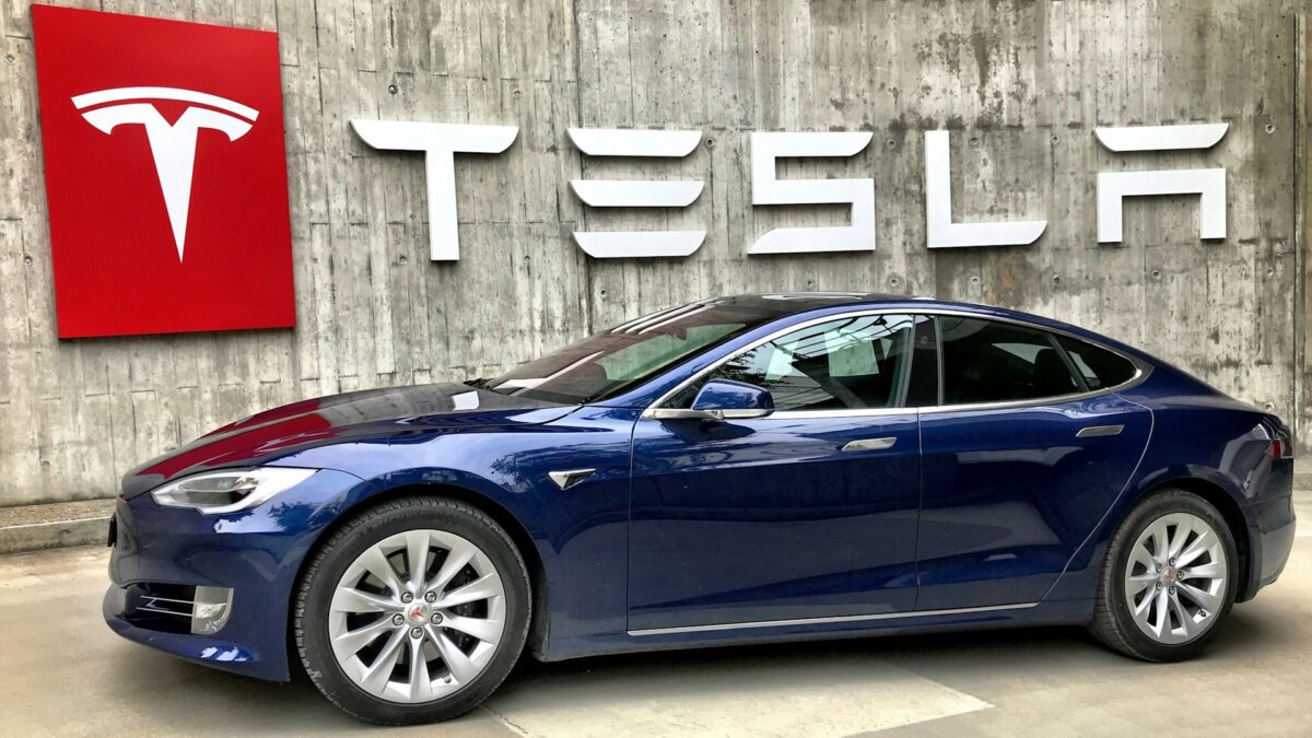 tesla-fans-schweiz-2swaWy4Xhb0-unsplash.jpg