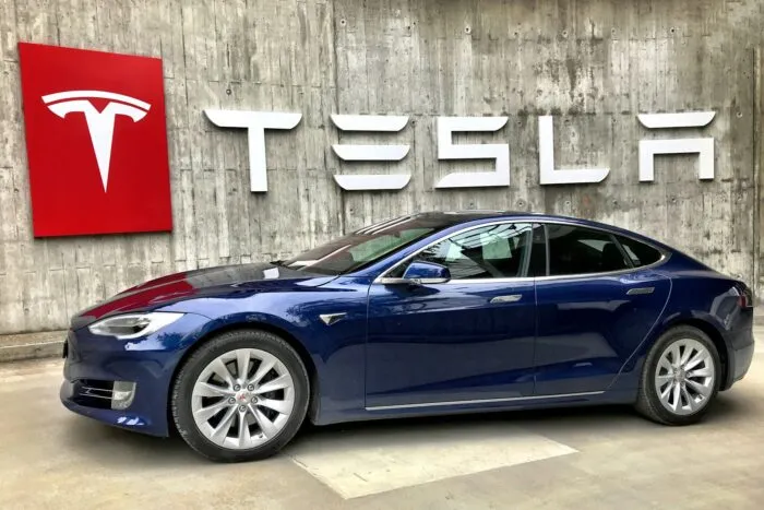 tesla-fans-schweiz-2swaWy4Xhb0-unsplash.jpg