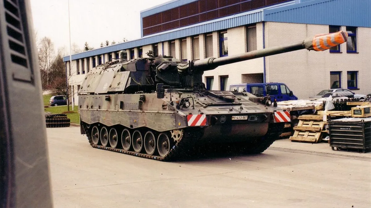 1280px-PzH2000.Ger_.jpg