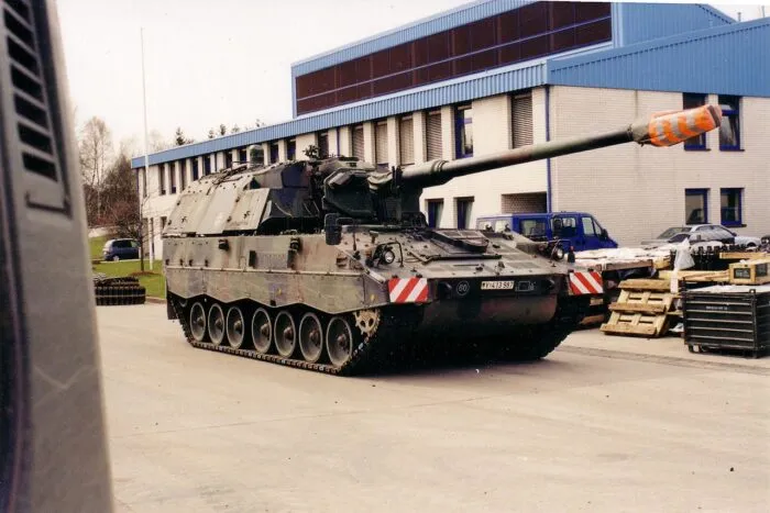 1280px-PzH2000.Ger_.jpg