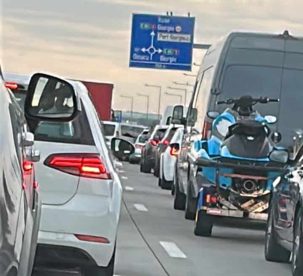 Din ce cauză s-au format cozi kilometrice către Bulgaria și Grecia?