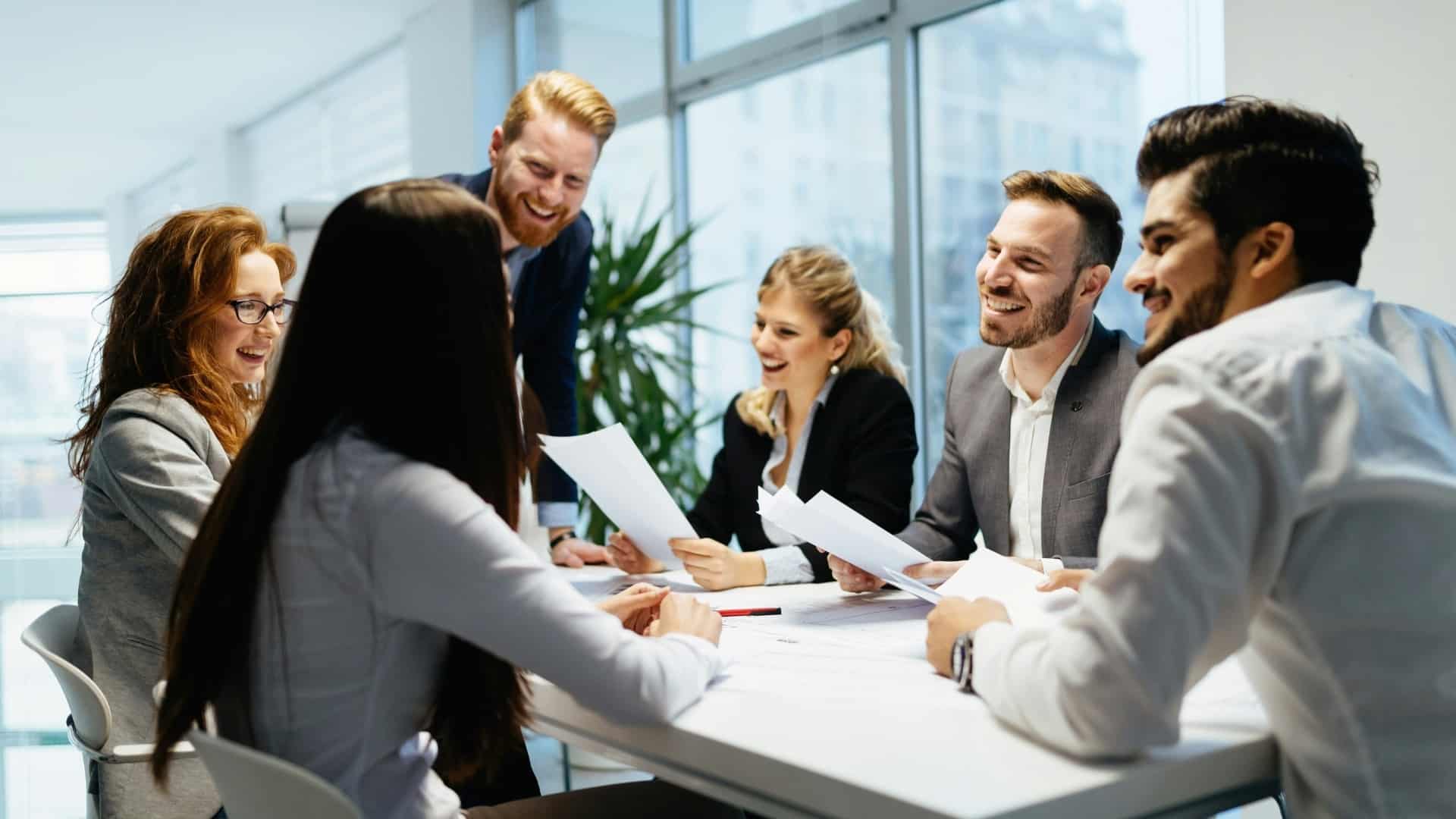 Ce să faci vara la birou ca să treacă mai ușor. 7 idei care chiar ajută