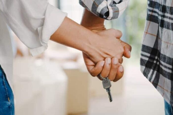 Cum a reuşit un român să plătească preţul unui apartament în doar 4 ani? happy african american young family bought new house 1024x410