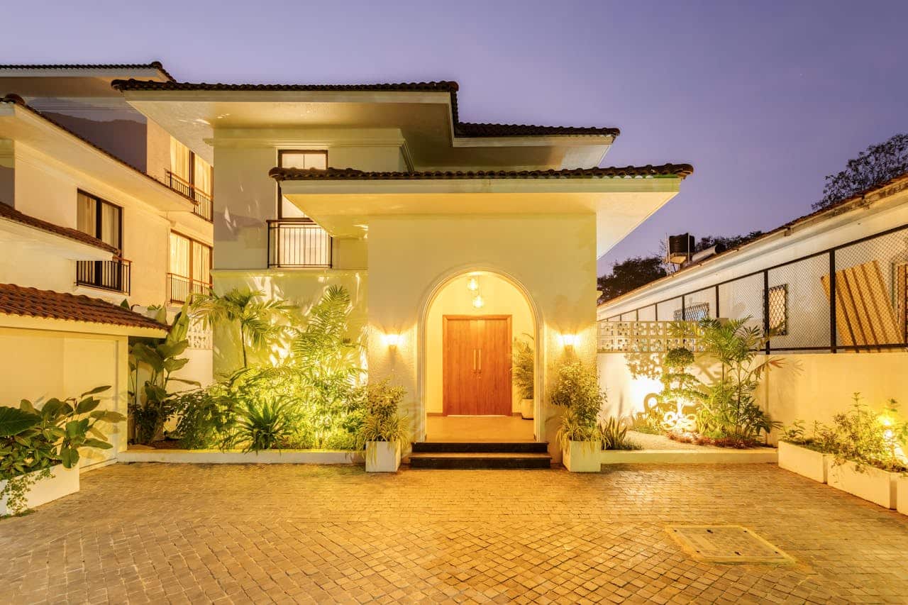 Cum poate iluminatul pe timp de noapte să revitalizeze mediul exterior și spori valoarea imobilelor?