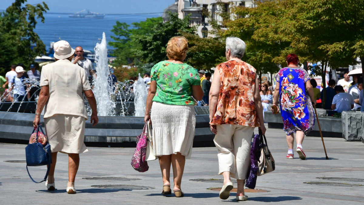 Care este numărul persoanelor de peste 65 de ani care riscă să nu primească pensie sau orice altă formă de indemnizație socială