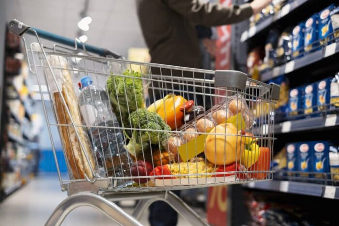 Care va fi prețul alimentelor, în ţara noastră de astăzi 1 august 2025? person shopping with face mask 1024x683