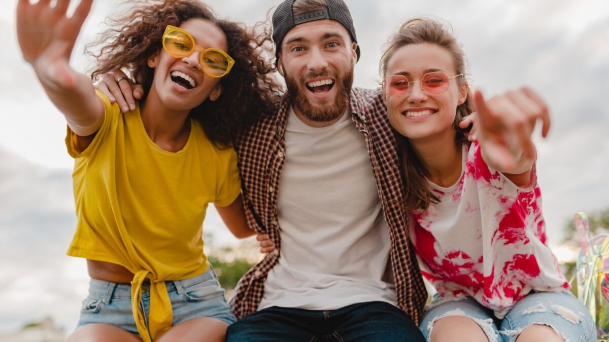 Care este părerea Generațiilor Z și Millennials despre prietenie şi singurătate? prieteni