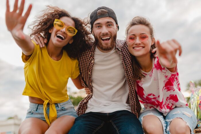 Care este părerea Generațiilor Z și Millennials despre prietenie şi singurătate? prieteni