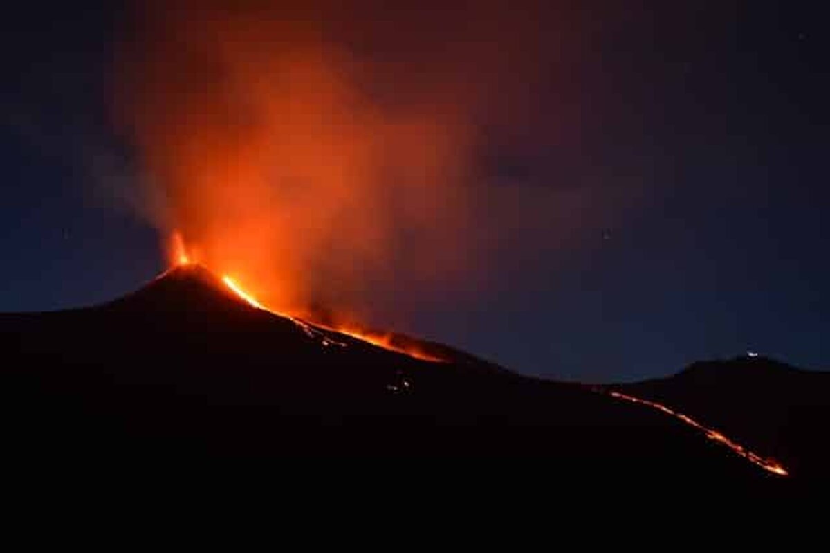 Vulcanul Etna a erupt din nou şi aduce perturbări pe cerul Europei punând în dificultate vacanțele