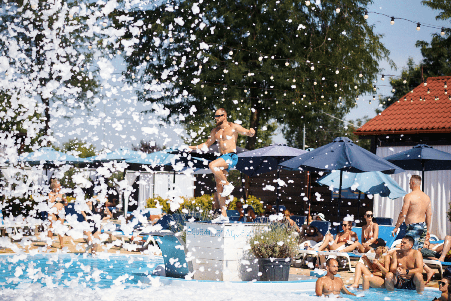 Cum să organizezi o petrecere pe zi la piscină? 9 sfaturi utile