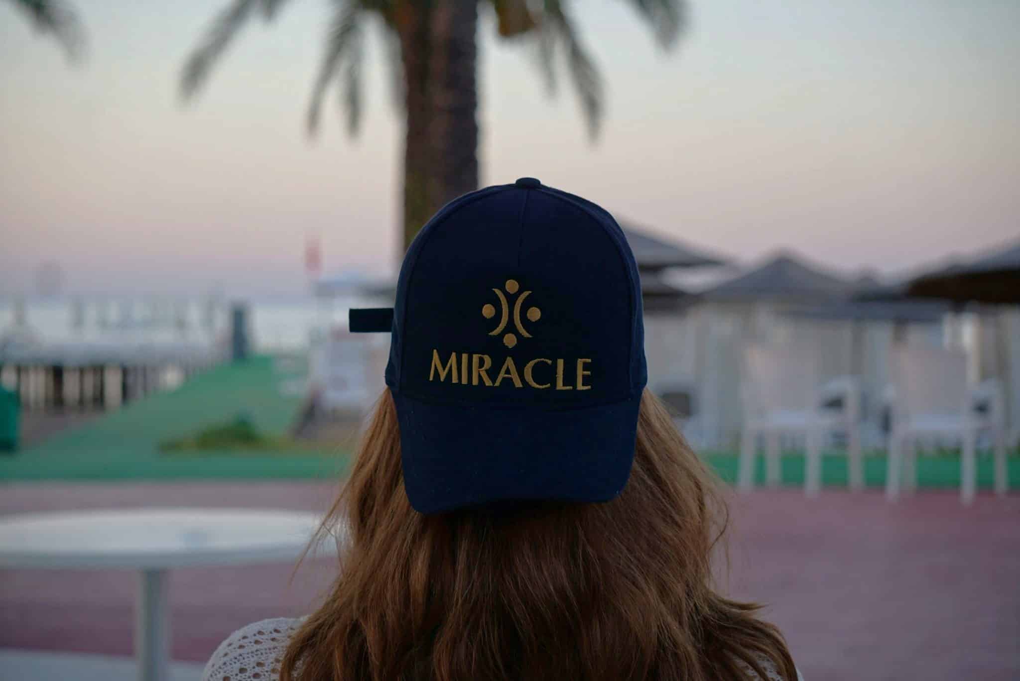 Ce tipuri de camere oferă Hotel Miracle din Antalya și care sunt diferențele reale dintre ele?